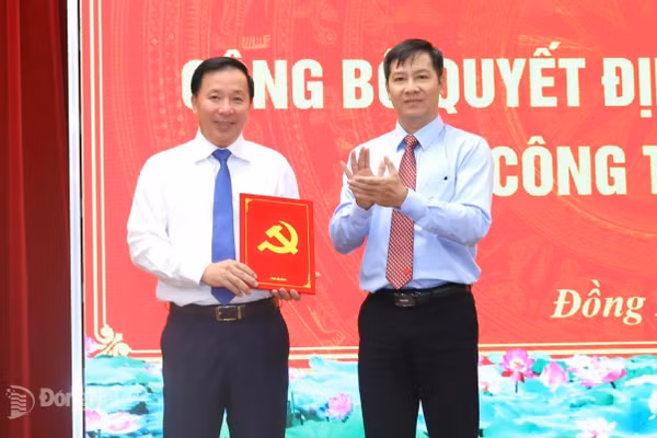Ông Nguyễn Văn Út nhận quyết định của Ban Bí thư chỉ định giữ chức Phó Bí thư Tỉnh ủy Đồng Nai. Ảnh: Báo Đồng Nai