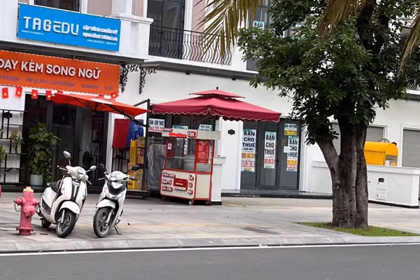 Xe kinh doanh ăn uống trong chung cư ngưng hoạt động sau khi xảy ra sự cố nghi ngộ độc thực phẩm. (Ảnh: Phúc Uyên)