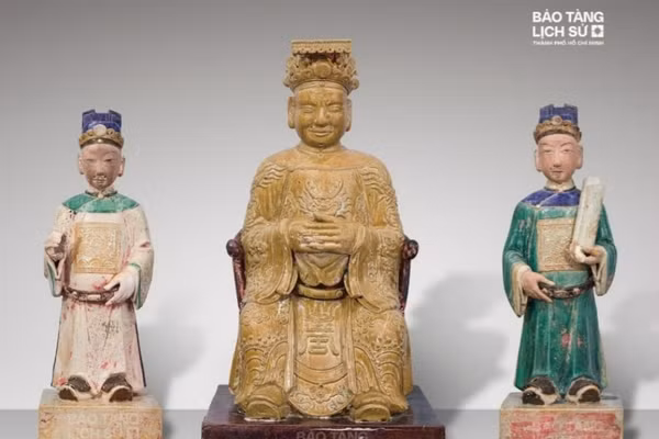 Bộ tượng gốm Tam quan Đại đế. (Ảnh: Bảo tàng lịch sử TPHCM).
