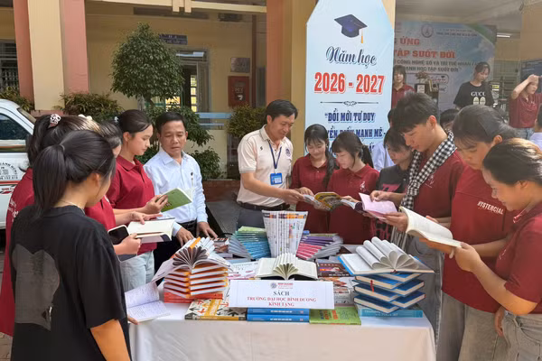 Học sinh Trung tâm GDNN-GDTX Dầu Tiếng hào hứng đọc sách. Ảnh: Gia Phúc.