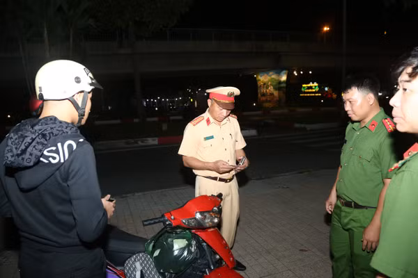 Công an TP Đồng Nai kiểm tra một thanh niên tham gia giao thông. Ảnh: Công an Đồng Nai