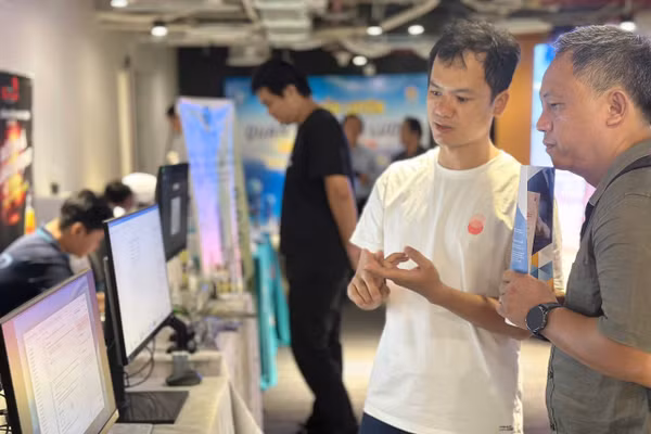 Các giải pháp công nghệ số của doanh nghiệp được giới thiệu tại triển lãm bên hành lang sự kiện. Ảnh: Phúc Uyên.
