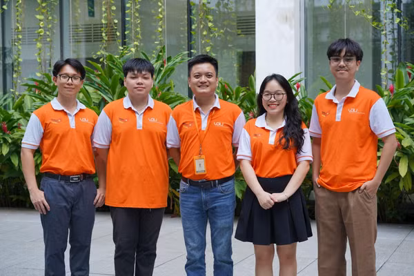 Nhóm sinh viên Trường Đại học Việt Đức và giáo viên hướng dẫn giành giải tại DS2S Hackathon 2026. Ảnh: Huyền Trang.