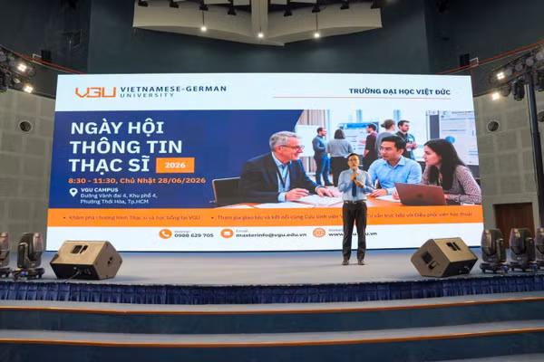 Diễn giả chia sẻ thông tin tại Ngày hội thông tin Thạc sĩ Trường Đại học Việt Đức. Ảnh: BTC.