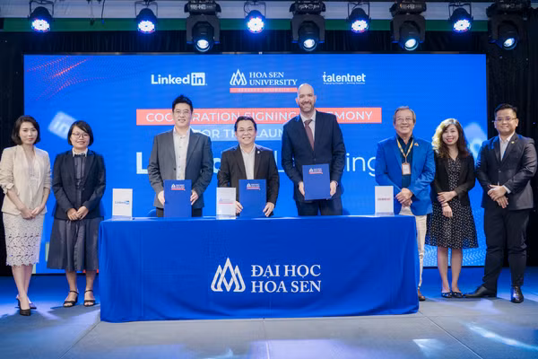 Đại diện Trường Đại học Hoa Sen ký kết hợp tác với LinkedIn và Talentnet. Ảnh: HSU.