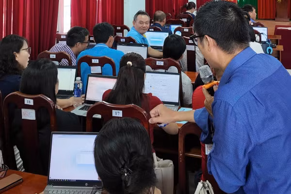 Giáo viên Trường THPT Trần Văn Quan (TPHCM) tham gia chương trình tập huấn ứng dụng AI vào dạy học. Ảnh: NTCC.
