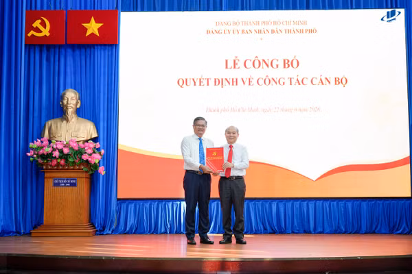 Phó Chủ tịch UBND TPHCM Trần Văn Bảy trao quyết định cho GS.TS Nguyễn Minh Hà.