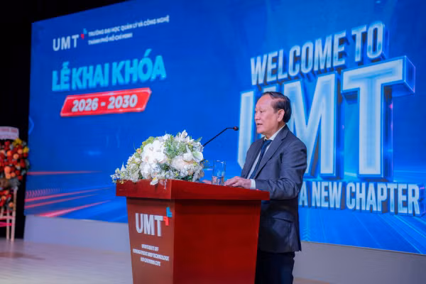 TS Huỳnh Bá Lân phát biểu truyền cảm hứng cho sinh viên tại lễ khai khóa. Ảnh: NTCC.
