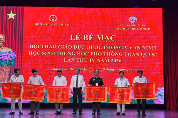 Thứ trưởng Thường trực Bộ GD&ĐT Phạm Ngọc Thưởng trao cờ cho các đoàn đạt giải Nhất, Nhì, Ba của hội thao. Ảnh: Hà An.
