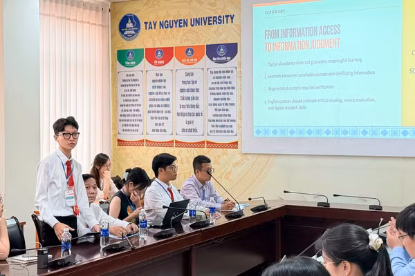 Trần Tấn Phát báo cáo tại hội nghị khoa học quốc gia do Trường Đại học Tây Nguyên tổ chức. Ảnh: NVCC.