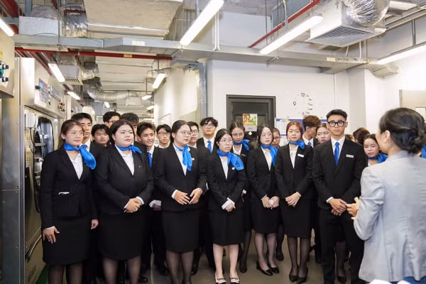 Sinh viên năm nhất ngành Quản trị khách sạn học tập trải nghiệm tại Vũng Tàu.
