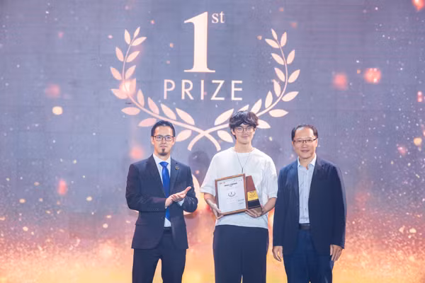 Đại diện nhóm sinh viên Trường Đại học Việt Đức nhận giải Nhất cuộc thi. Ảnh: NTCC.