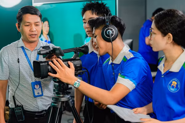 Sinh viên Trường Đại học Văn Hiến tổ chức nội dung cho một sản phẩm truyền thông đa phương tiện. Ảnh: VHU.