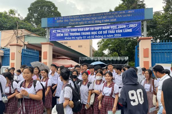 Thí sinh ra khỏi điểm thi Trường THCS Thái Văn Lung với nét mặt rạng rỡ ở nhiều em. Ảnh: Hà An.