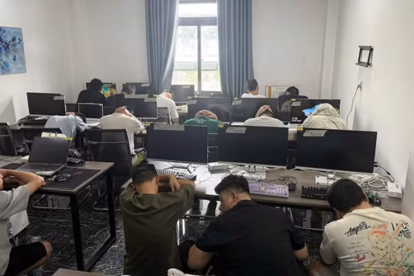 Công an TPHCM kiểm tra, phát hiện nhiều người nước ngoài thuê khách sạn để tổ chức lừa đảo trên mạng. Ảnh: Công an TPHCM.