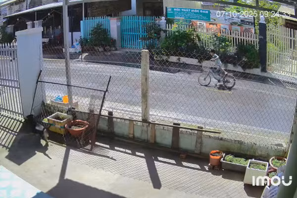 Bé trai đạp xe đuổi theo người giật vé số trong bất lực. (Ảnh cắt từ clip).