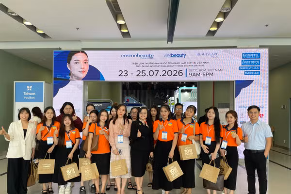 Sinh viên Trường Đại học Công nghệ TPHCM tham quan triển lãm quốc tế lĩnh vực làm đẹp. Ảnh: Hà An.