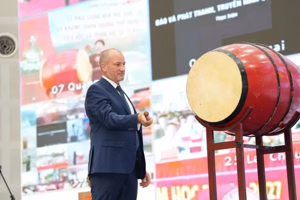 GS.TS René Thiele đánh trống khai giảng năm học mới của Trường Đại học Việt Đức. Ảnh: VGU.