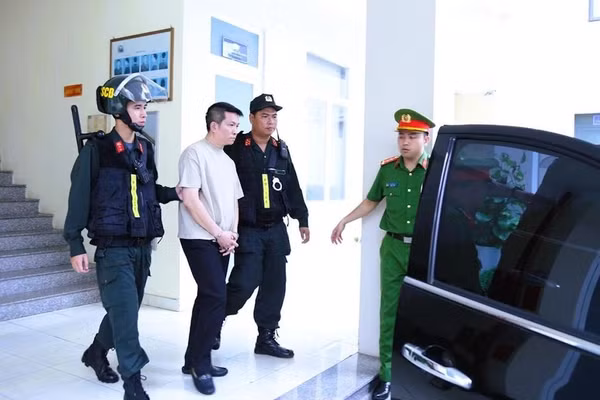 Công an bắt tạm giam Nguyễn Quốc Vũ. (Ảnh: Công an Đồng Nai).
