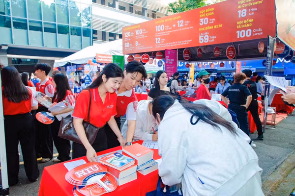 Thí sinh tìm hiểu học bổng mùa tuyển sinh 2026 của HIU.