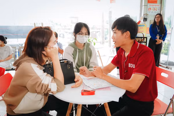 Tân sinh viên Trường Đại học Bình Dương làm thủ tục nhập học. Ảnh: BDU.