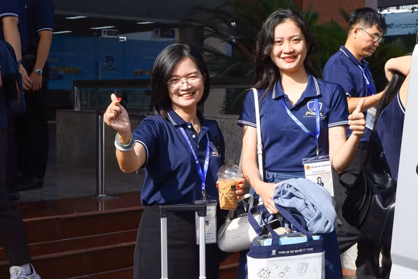Cán bộ, giảng viên Trường ĐH Nguyễn Tất Thành tham gia công tác coi thi tại TP Đồng Nai. Ảnh: NTTU.