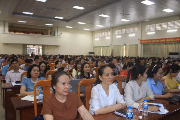 Đông đảo cán bộ quản lý, giáo viên tại TP Đồng Nai tham gia lớp tập huấn.