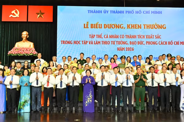 Lãnh đạo Thành ủy TPHCM chụp ảnh cùng các điển hình tiên tiến học tập và làm theo Bác. Ảnh: Việt Dũng/SGGP.
