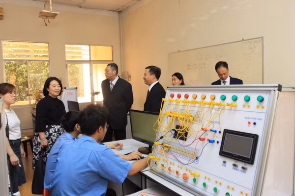 Sinh viên Trường CĐ nghề Việt Nam - Singapore trong giờ thực hành. Ảnh: VSVC.