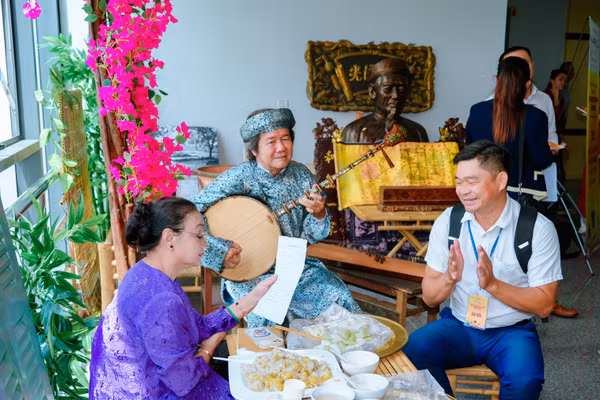 Không gian giới thiệu nét văn hóa, ẩm thực đậm bản sắc Việt Nam tại hội thảo. Ảnh: NTCC.