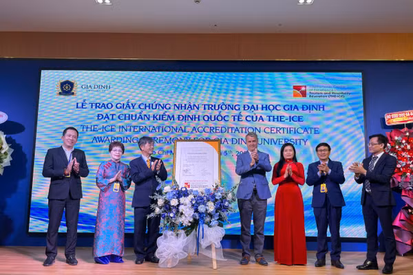 Đại diện THE-ICE trao chứng nhận đạt chuẩn kiểm định quốc tế cho Trường Đại học Gia Định. Ảnh: Hà An.