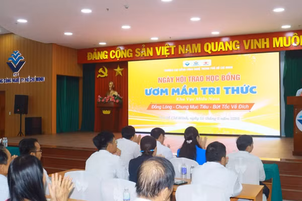 Ngày hội trao học bổng "Ươm mầm tri thức" tại Trường CĐ Công nghệ TPHCM hồi tháng 6. Ảnh: Fanpage trường.