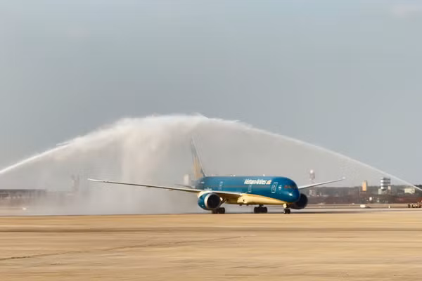 Chiếc Boeing 787 hạ cánh xuống sân bay Long Thành và được phun nước chào mừng. Ảnh: ACV.