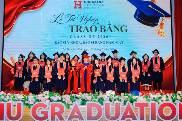 Khóa Bác sĩ Y khoa và Bác sĩ Răng - Hàm - Mặt nhận bằng tốt nghiệp. Ảnh: HIU.