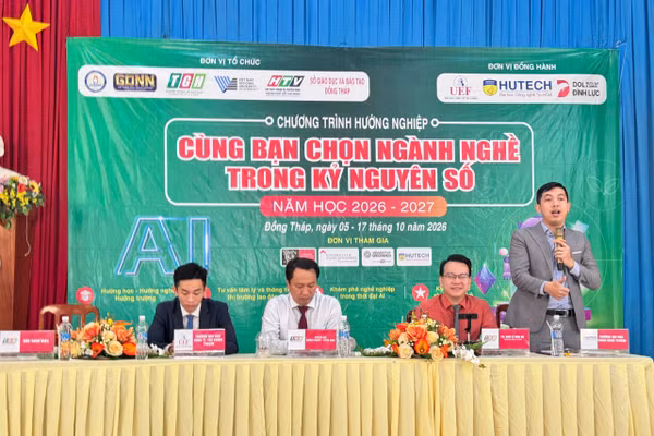 Các chuyên gia tư vấn hướng nghiệp cho học sinh Đồng Tháp.