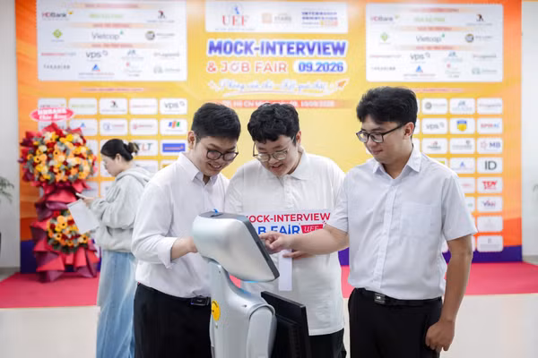 Sinh viên tìm hiểu thông tin tuyển dụng trên robot. Ảnh: NTCC.