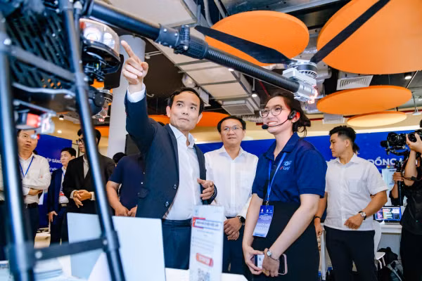 Bí thư Thành ủy TPHCM Trần Lưu Quang tham quan các sản phẩm khởi nghiệp sáng tạo của doanh nghiệp. Ảnh: DST.