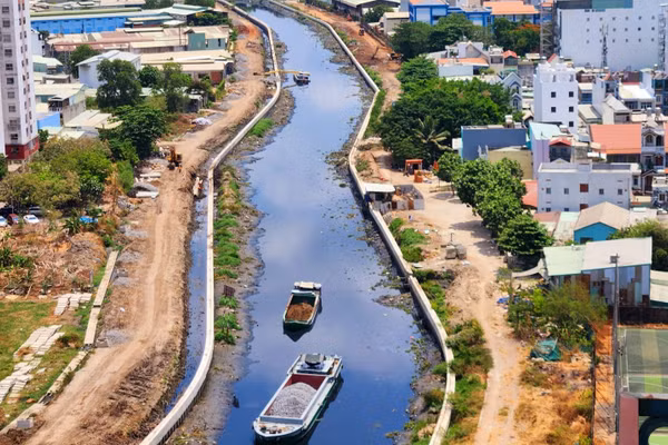 Một đoạn kênh Tham Lương - Bến Cát - rạch Nước Lên trong giai đoạn cải tạo. Ảnh: TTXVN.