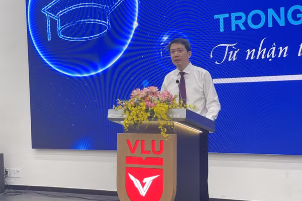 Thứ trưởng Bộ GD&ĐT Phạm Quang Hưng phát biểu khai mạc hội thảo. Ảnh: Hà An.
