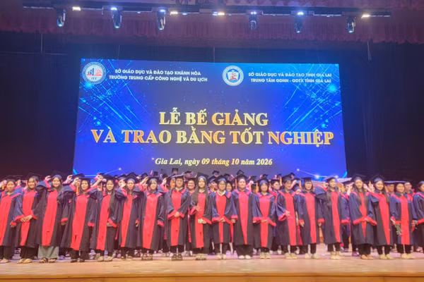 Các học sinh trung cấp trong lễ bế giảng và trao bằng tốt nghiệp. Ảnh: NTCC.