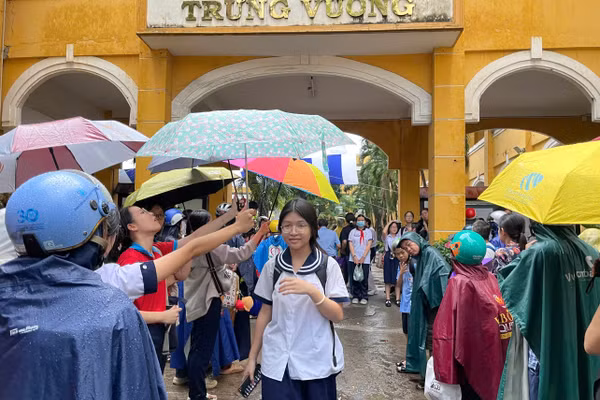 Thí sinh hoàn thành xong môn chuyên tại điểm thi Trường THPT Trưng Vương. Ảnh: Hà An.