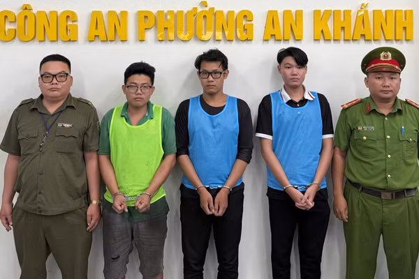 3 thanh niên bị tạm giữ về hành vi giả danh lực lượng Công an. Ảnh: Công an TPHCM.