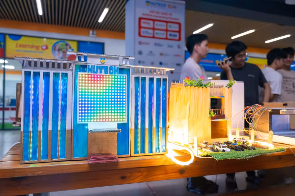 Mô hình chiếu sáng cho tòa nhà Trường Đại học Công nghệ TPHCM do sinh viên thiết kế tham dự cuộc thi. Ảnh: BTC.