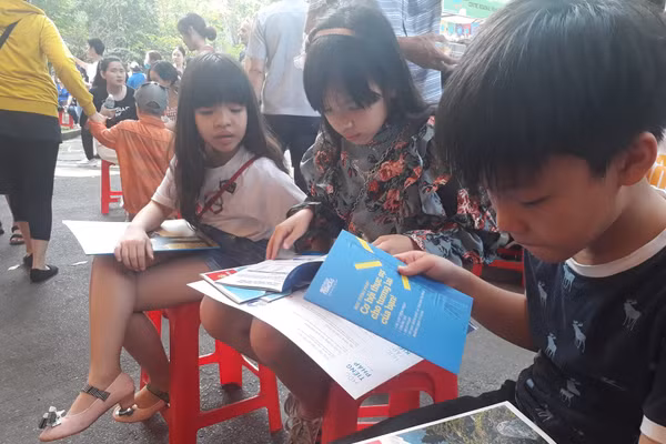 Các em nhỏ đọc sách tại TPHCM. Ảnh: Hà An.