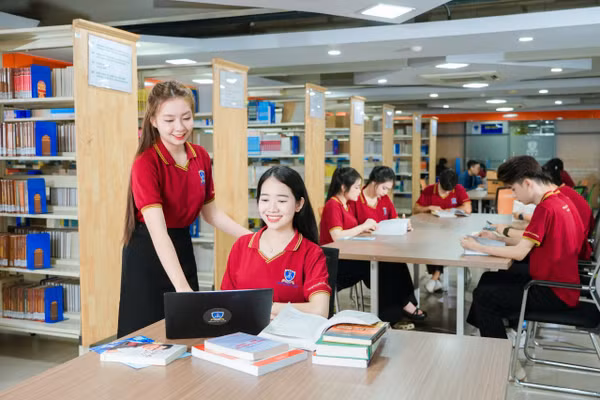 Sinh viên Trường Đại học Nguyễn Tất Thành. Ảnh: NTCC.