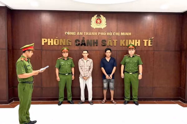 Công an đọc quyết định khởi tố với các bị can. (Ảnh: Công an TPHCM).