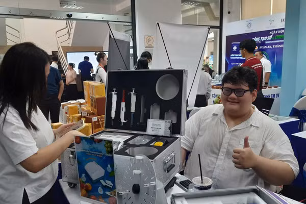 Triển lãm các giải pháp công nghệ tại sự kiện. Ảnh: Hà An.