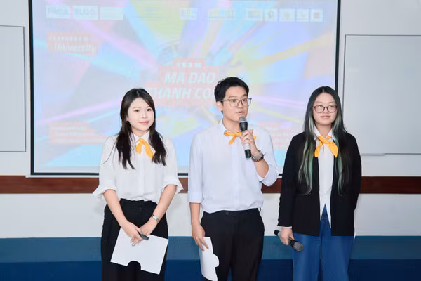 Các đội thi thuyết trình tại SMArt Gen’s Branding Challenge. Ảnh: BTC.