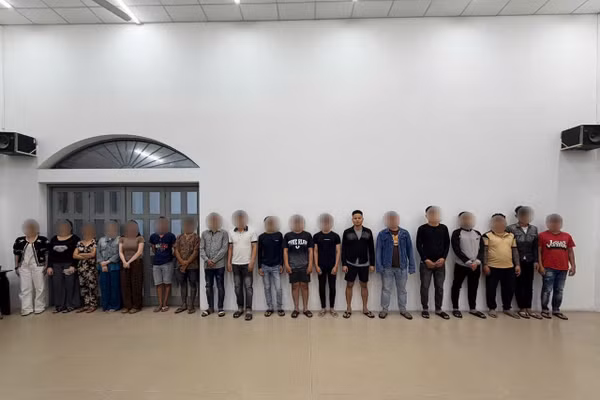 Những thanh niên liên quan vụ hỗn chiến ở xã Hóc Môn. (Ảnh: Công an TPHCM).