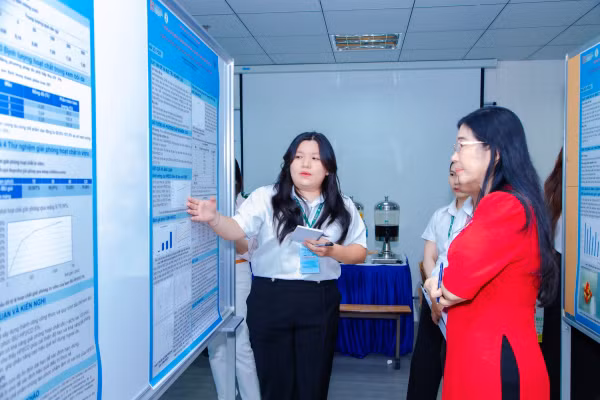 Sinh viên thuyết minh đề tài nghiên cứu tại khu vực báo cáo. Ảnh: HIU.
